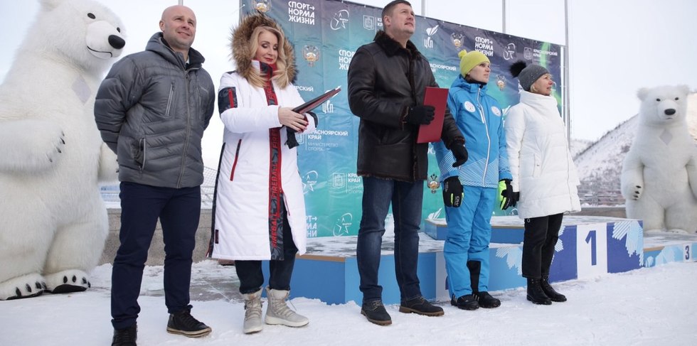 Сегодня в Фанпарке «Бобровый лог»  состоялось торжественное открытие соревнований по горнолыжному спорту